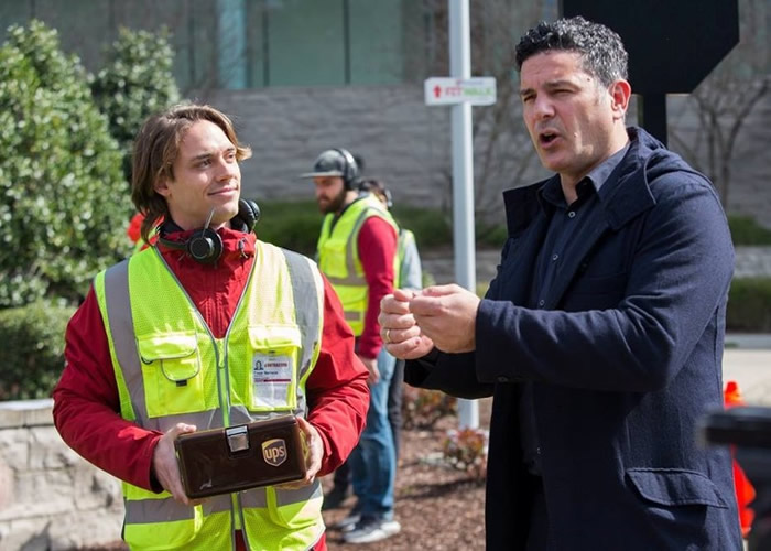 样本会放进安全容器,由控制人员监控飞行过程。