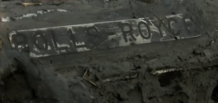 残骸包括一块引擎碎片,上面有制造商劳斯莱斯的标志。