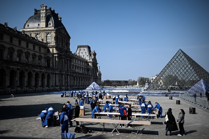 �Ŷ��ڹ㳡����ƴ������