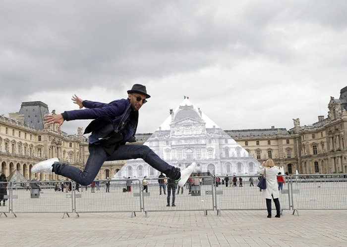 JR��ͼ���ڽ����������޸����ĺڰ�Ӱ�񣬳ɹ��ý�����ƾ�ա���ʧ����