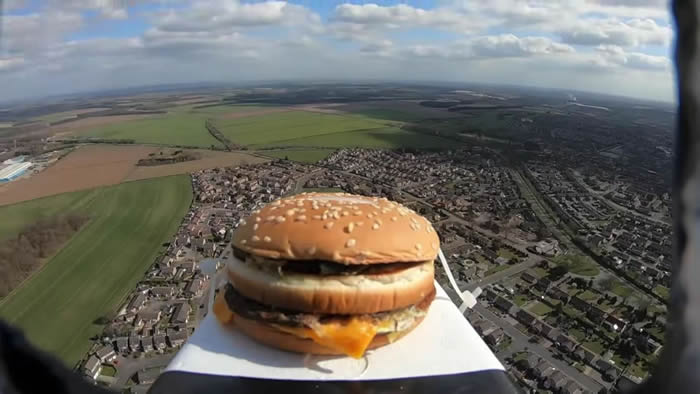 英国男子用气象气球把汉堡包送上太空 降落后当场把它吃掉
