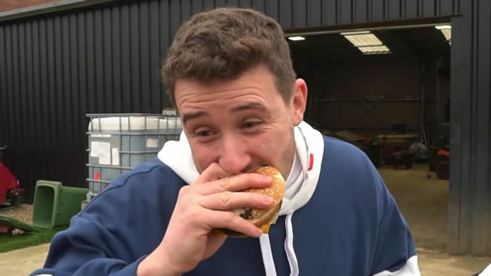 英国男子用气象气球把汉堡包送上太空 降落后当场把它吃掉