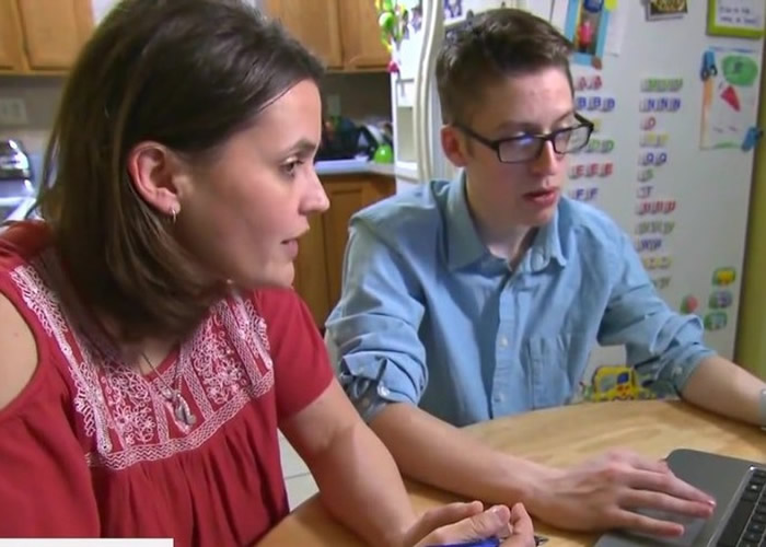 林登贝格尔(右)被母亲(左)阻止接种疫苗。