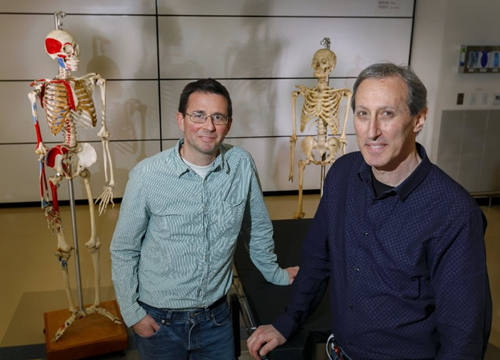 沃克(左)及其团队在学术会议上公布发现。