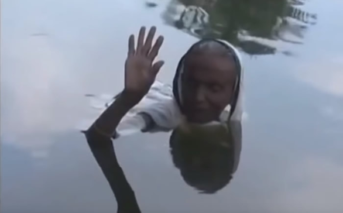 印度孟加拉村庄出现“美人鱼”:Pataruni Gosh不明怪病每天都必须泡在湖里减缓痛苦