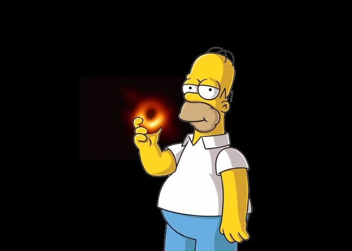 有人把荷马贴在照片上,看起来就像是他拿着冬甩吃了一口。