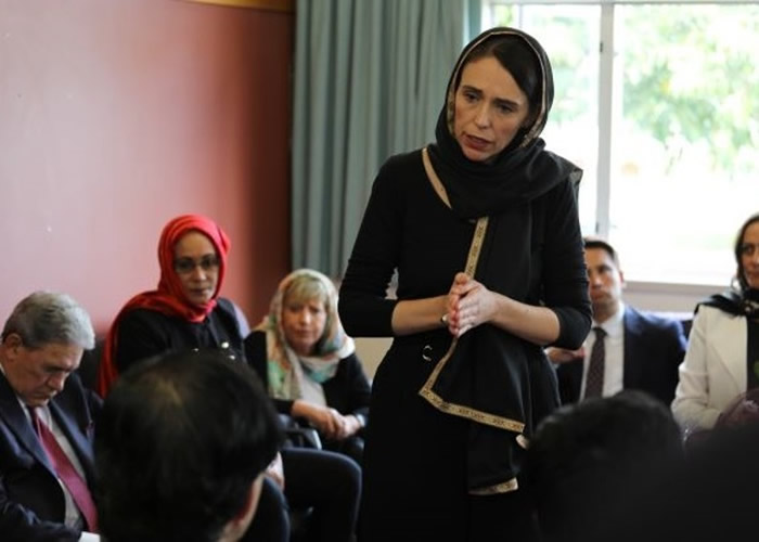 新西兰总理阿德恩(中)在枪击发生后,极力收紧枪管。