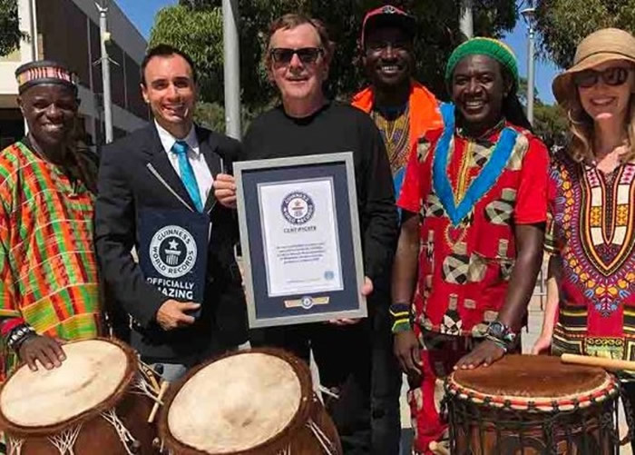 吉尼斯世界纪录大全代表向民众颁发证书。