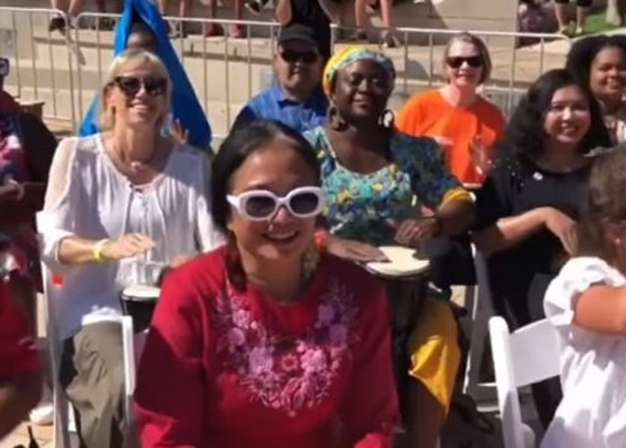 民众穿上民族服装打鼓。