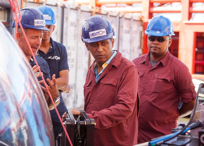 福尔(中)视察研究团队的工作流程。