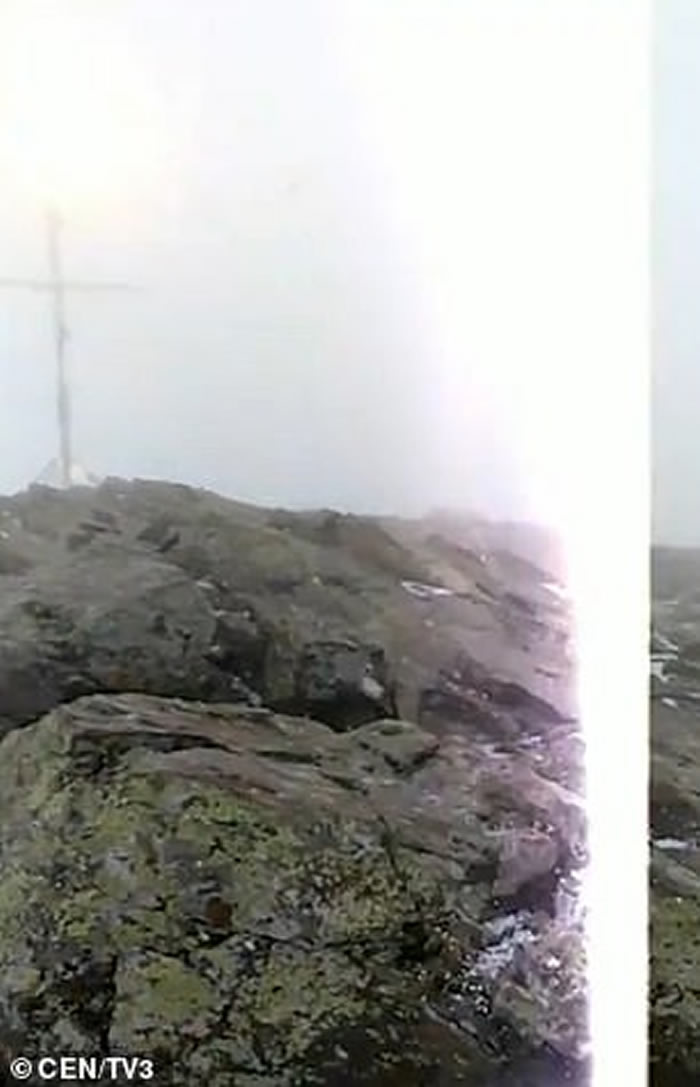 一道闪电突然劈下 西班牙夫妻登山摆拍遇雷击瞬间被震飞