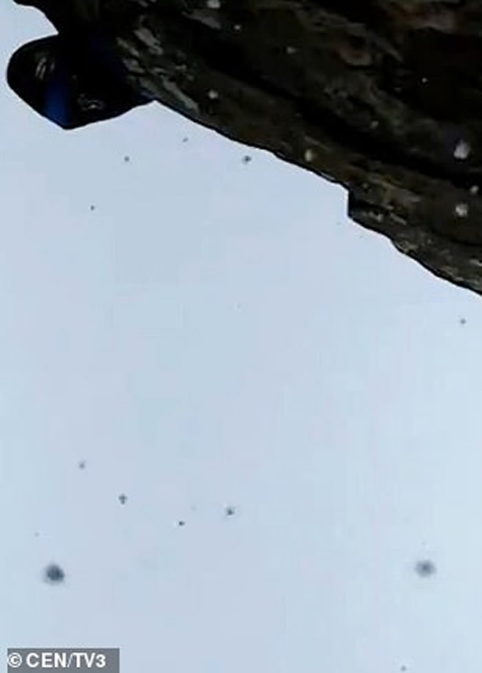 一道闪电突然劈下 西班牙夫妻登山摆拍遇雷击瞬间被震飞