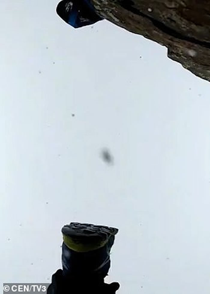 一道闪电突然劈下 西班牙夫妻登山摆拍遇雷击瞬间被震飞