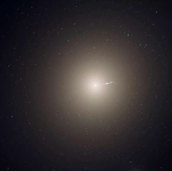 ��Բ��ϵM87���ڽ�����Ů����ϵ�ŵ���Ҫ��Ա���������׿ź��ǡ�һ�����������ڶ��ʹ�Լ1��5000����״���š� ���֮�£����ǵ�����ϵֻ�м�ǧ�ڿź��Ǻʹ�Լ150