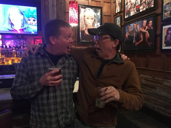 方秋湖(右)在社交网上载与同事的合照。