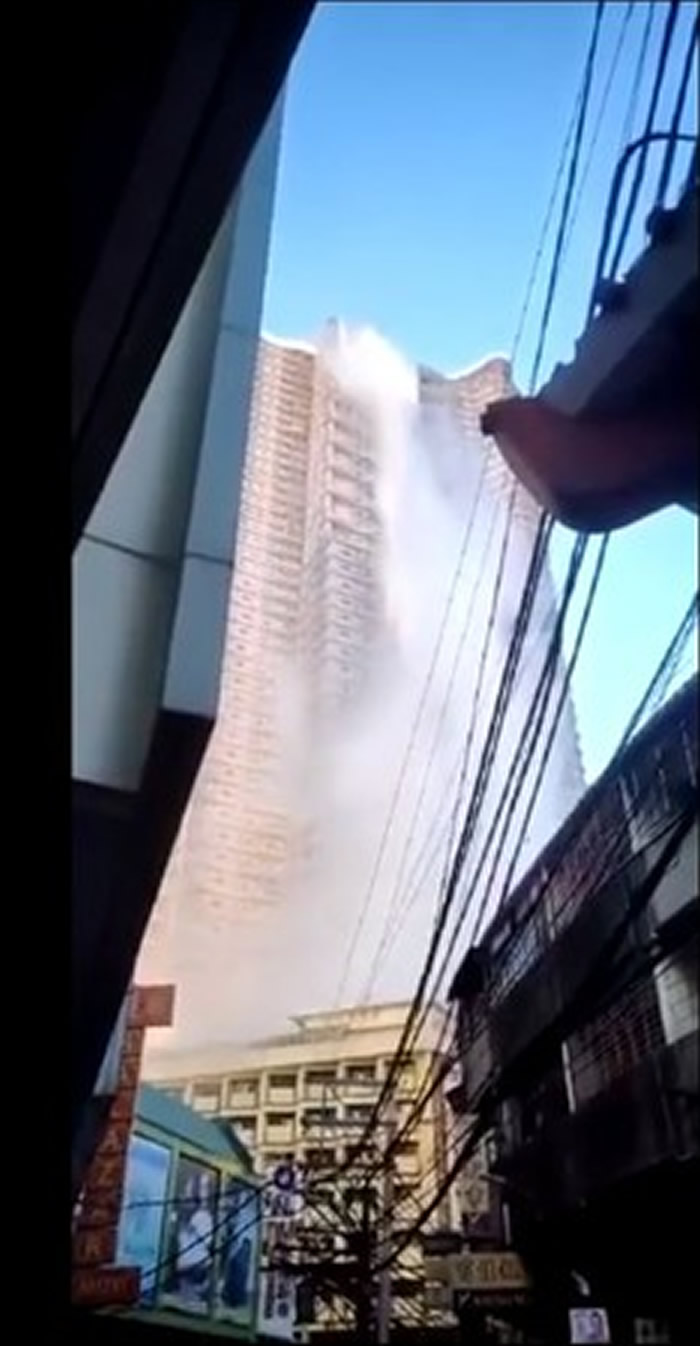 菲律宾吕宋岛发生6.3级地震 首都马尼拉大厦顶楼露天泳池大水倾泻而下
