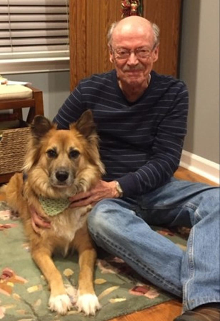 美国北卡罗来纳州追思会上忠犬用力踮脚只为见主人最后一面