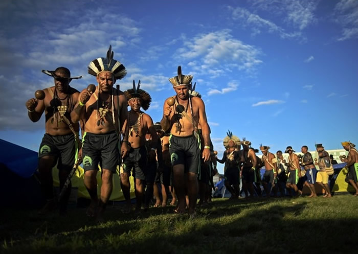 不满政府发展亚马逊森林 巴西数千原住民聚集首都示威