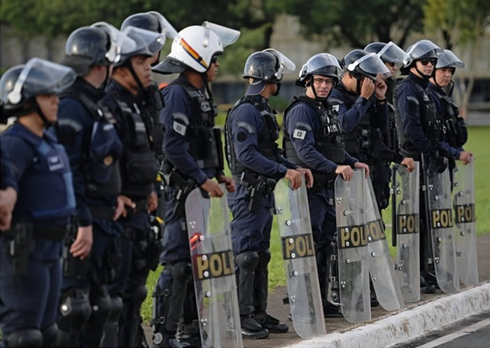 不满政府发展亚马逊森林 巴西数千原住民聚集首都示威
