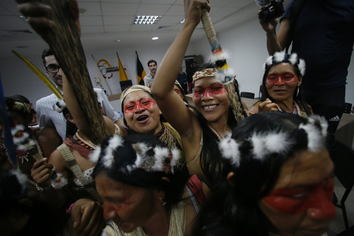 在法院听取裁决的族人获悉胜诉后欣喜若狂。