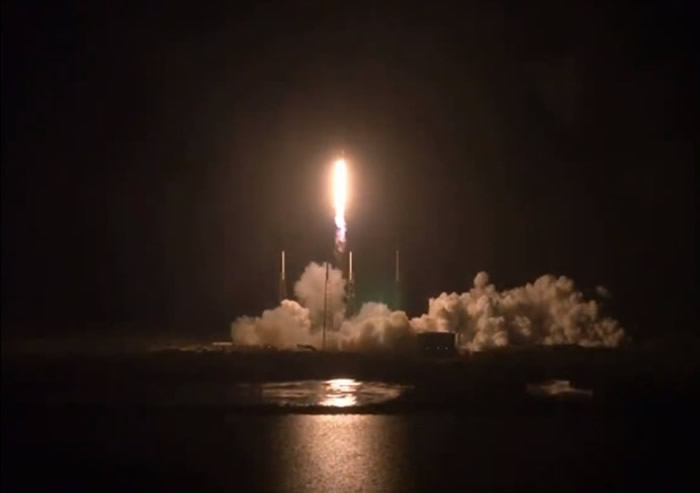 SpaceX成功透过火箭“猎鹰9号”将无人太空船“龙”飞船射上太空为国际太空站补给物资