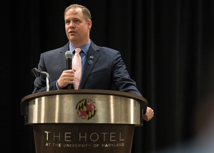 布里登斯廷(图)在会议上解说模拟情况。