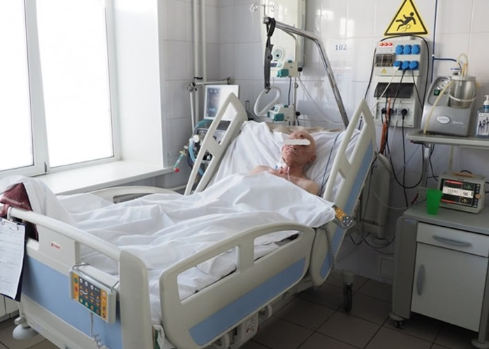 俄罗斯西伯利亚男子醉倒冰天雪地的室外6小时 5000伏特电击救活