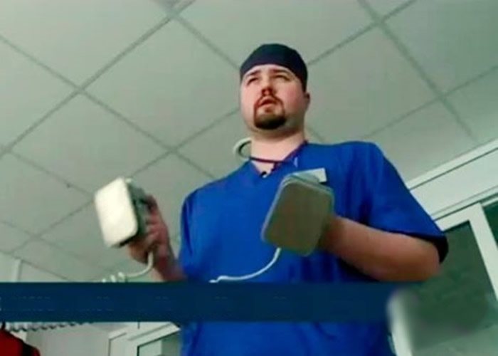 医生使用高压电击以复苏雅科夫列维奇的心脏。