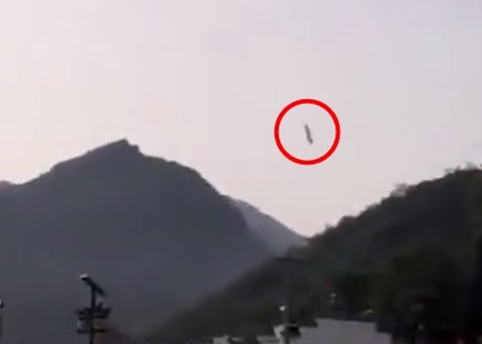 民众拍到怀疑火箭残骸掉落画面。