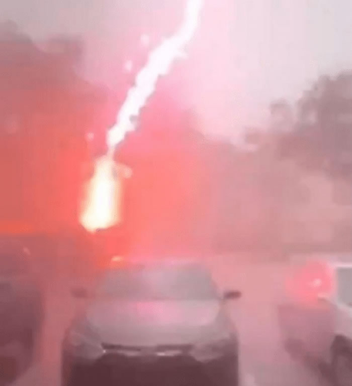 罕见“正极闪电”！美国佛罗里达州大雷雨中“火红巨蜈蚣”从天而降