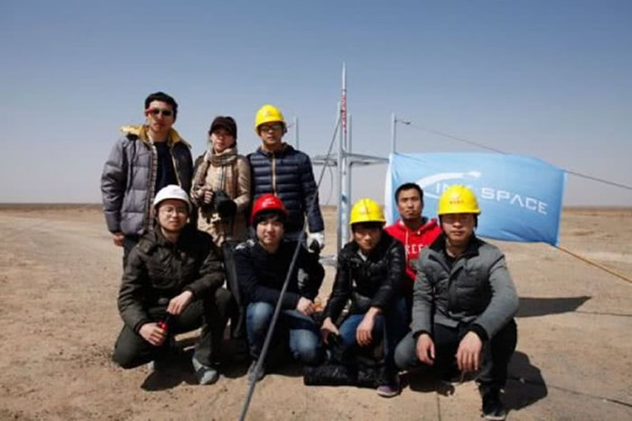 吴晓飞(前排右三)与团队野外测试中