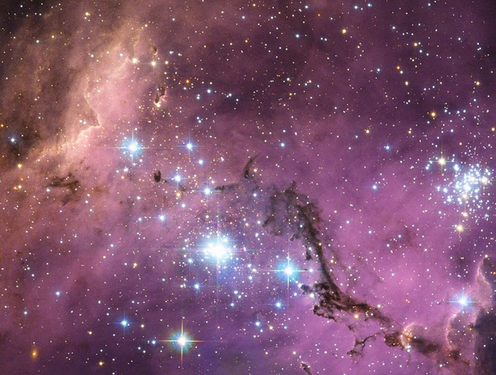 大麦哲伦星云(Large Magellanic Cloud)是银河系的卫星星系,在距离地球将近20万光年之外围绕着我们的银河系打转。 当银河系的重力轻轻地拉动大