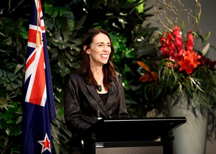 新西兰小女孩为当驯龙师寄5元“贿赂”总理 获回信