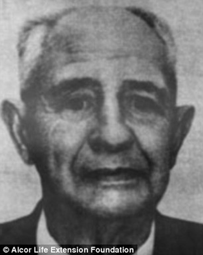 第一个“冷冻人”James Bedford50年后准备解冻?没有复活迹象