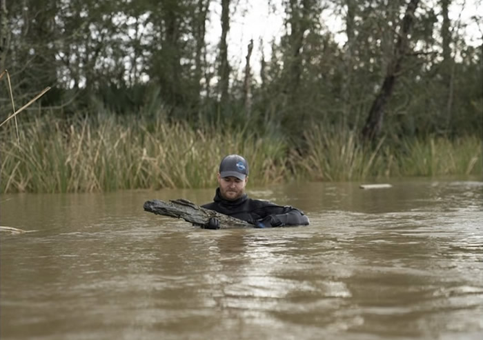 搜索人员寻得船只残骸。