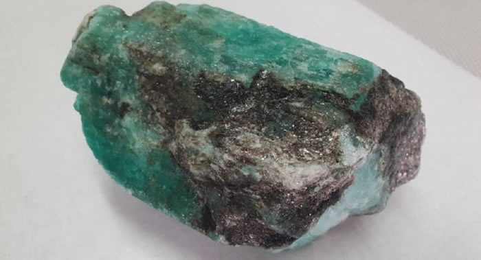 俄罗斯斯维尔德洛夫斯克州马林斯基矿产地发现一块重达1.6公斤的祖母绿矿石