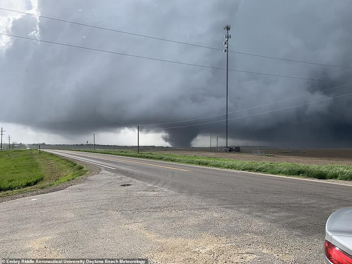 美国中部8个州遭多达55个龙卷风及暴雨蹂躏
