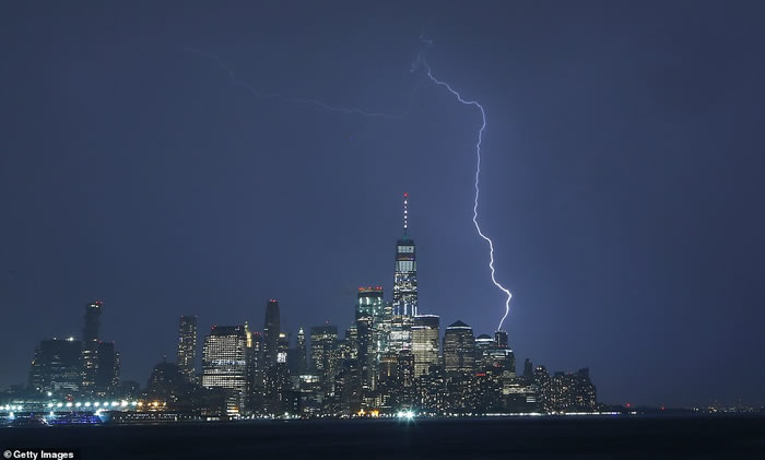 美国中部8个州遭多达55个龙卷风及暴雨蹂躏