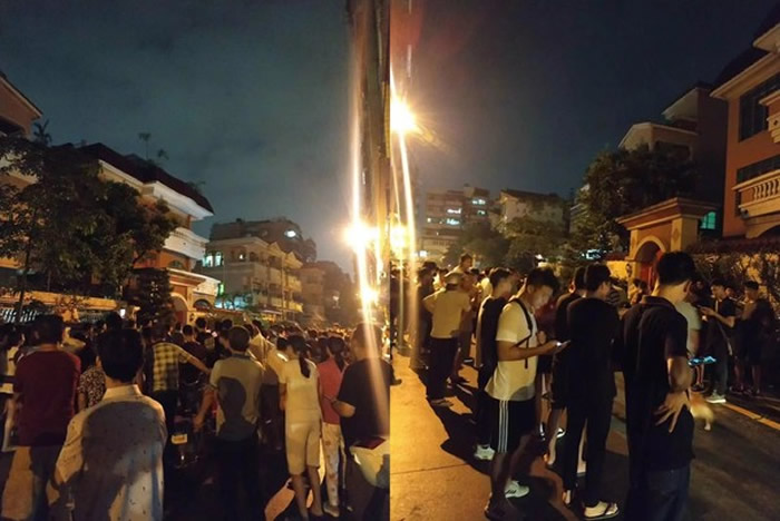 广东新会男子表示别墅家门口是风水宝地不让车子掉头 结果他家成转运景点挤爆