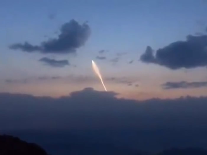 UFO？中国多地惊见发光不明飞行物 军事迷推测是巨浪3导弹