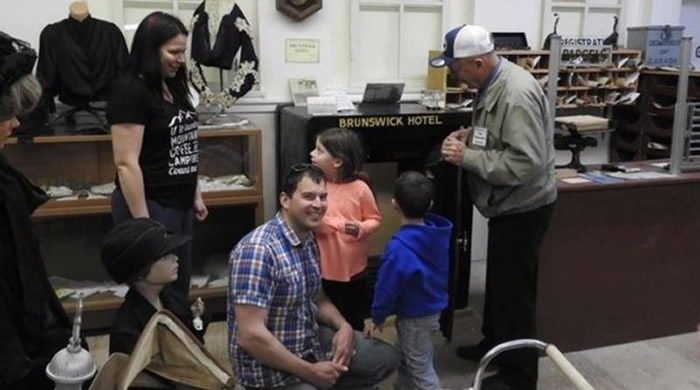 机率仅21万分之1!加拿大男子随手转“20、40、60”打开博物馆尘封40年保险箱