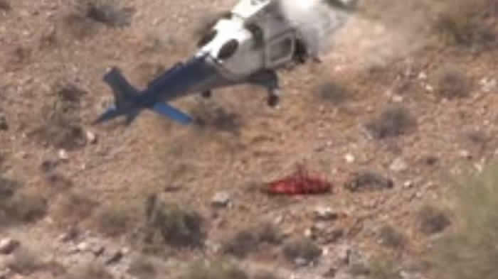 美国亚利桑那州直升机救登山客遇强风 老妇老妇在半空不停旋转2分钟