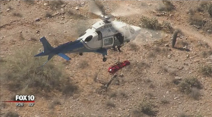 美国亚利桑那州直升机救登山客遇强风 老妇老妇在半空不停旋转2分钟