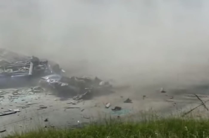 坚强欧洲战车挑战赛:德国“豹”-2A2型坦克瞬间撞散宝马BMW轿车