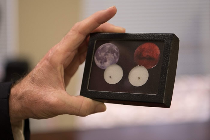 美国政府曾将月球岩石样本送予友好国家。