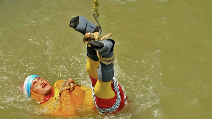 印度魔术师Chanchal Lahiry在恒河表演逃生魔术 锁上手脚沉入河中后失踪死亡
