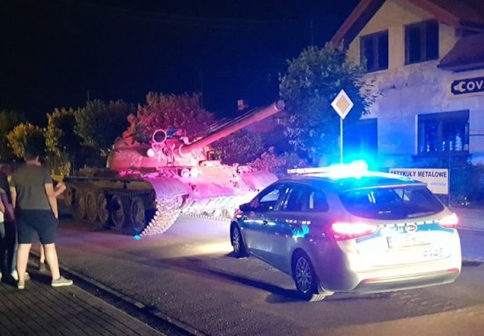 波兰帕中南部小镇帕延奇诺酒醉男子驾驶前苏联二战T-55坦克在市中心兜风