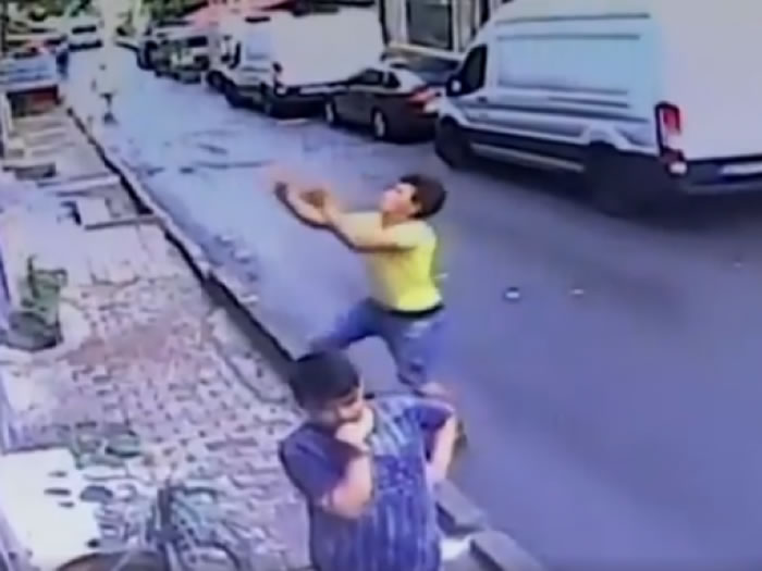 阿尔及利亚17岁少年Fawzi Zabaat在土耳其街头惊见女婴公寓坠落 张开双手成功接住