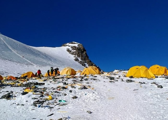 登山者在攀登珠穆朗玛峰时留下的排泄物会引起研究人员和雪巴人的健康出现问题