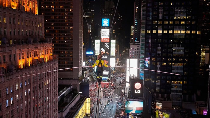 美国著名马戏团“飞翔瓦伦达家族”在纽约时代广场25层楼高度挑战踩钢线